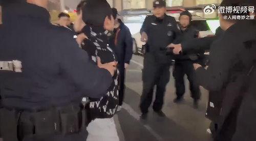 杭州万象城金店被抢吃瓜群众摔,吃瓜群众围观下的意外“摔”事件