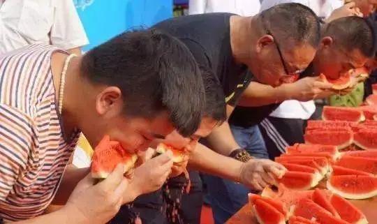 吃瓜群众看热闹的图片,吃瓜群众的热闹瞬间